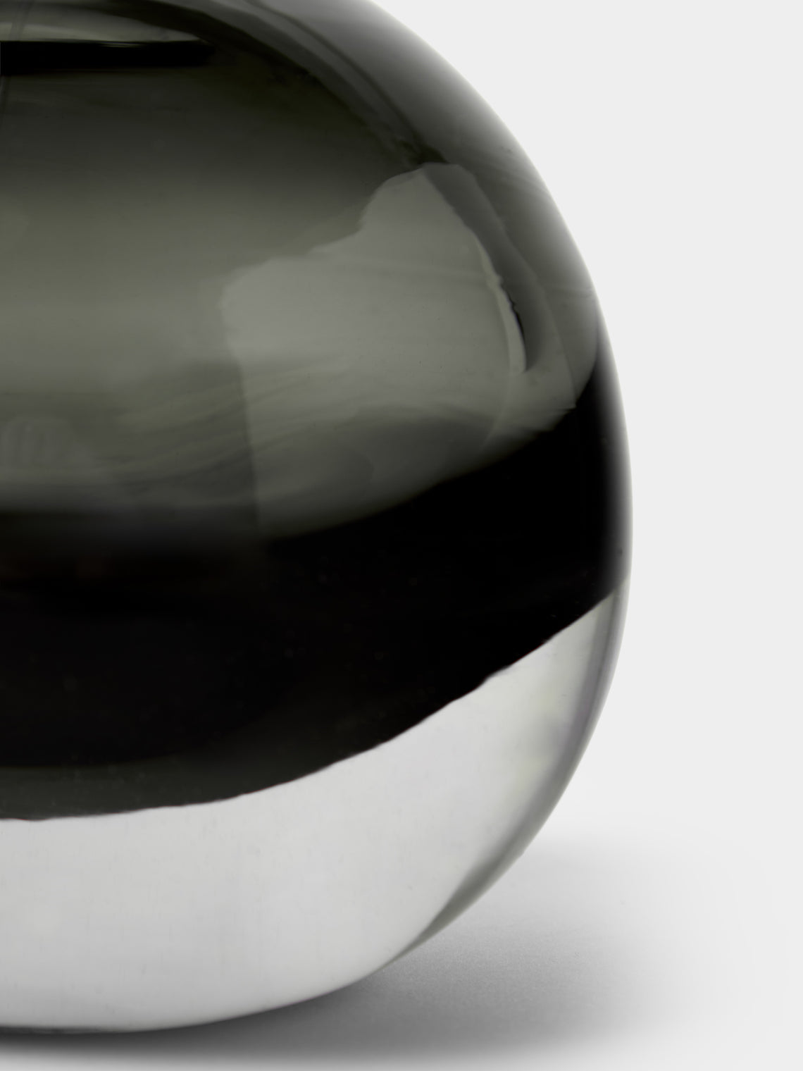 Antique and Vintage - 1950s Flavio Poli for Seguso Vetri d’Arte Murano Glass Ball Vase (6.5in/16cm) - Gray - ABASK