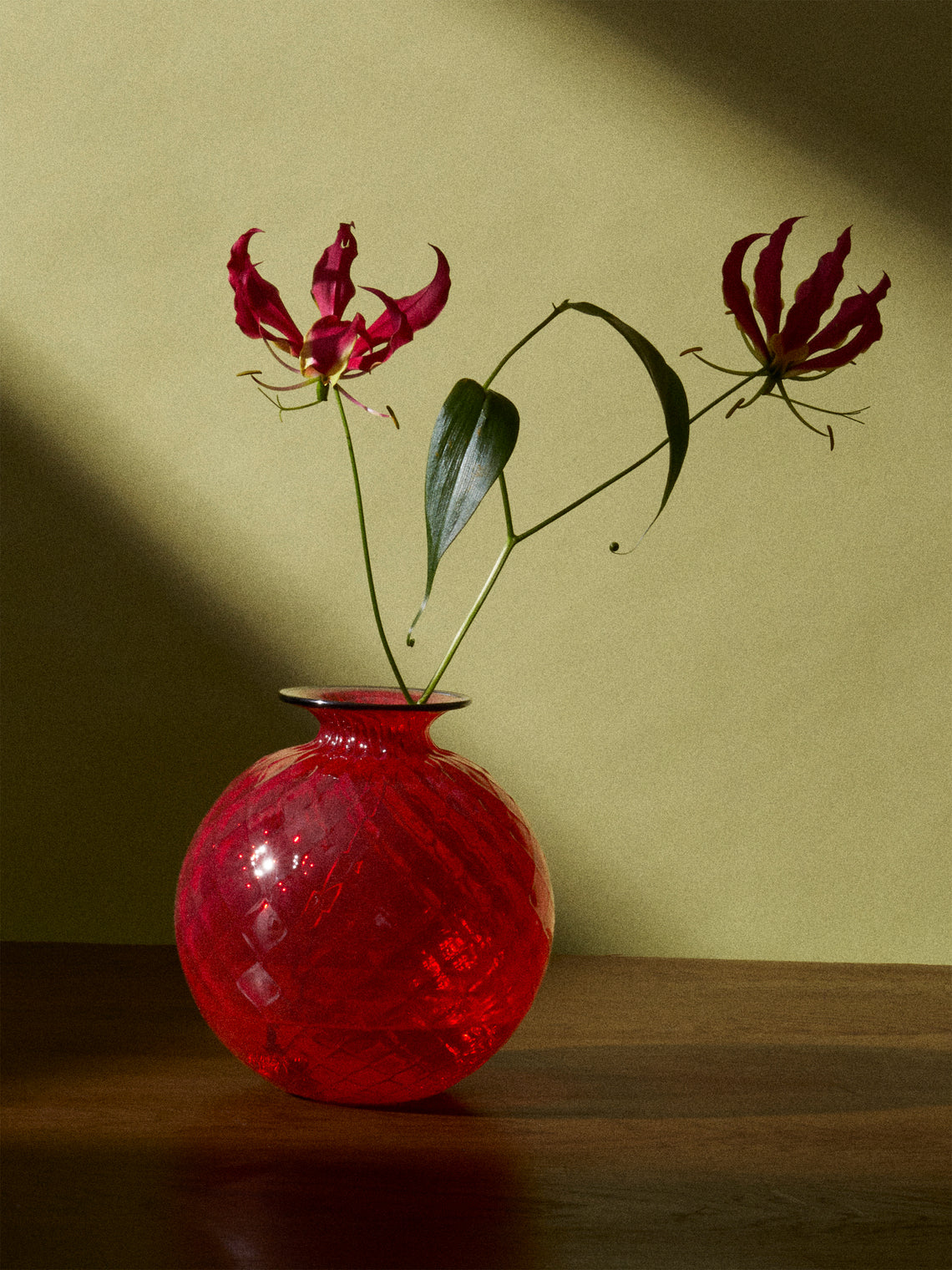 Venini - Monofiore Balloton Hand-Blown Murano Glass Vase (8in/20.5cm) - Red - ABASK