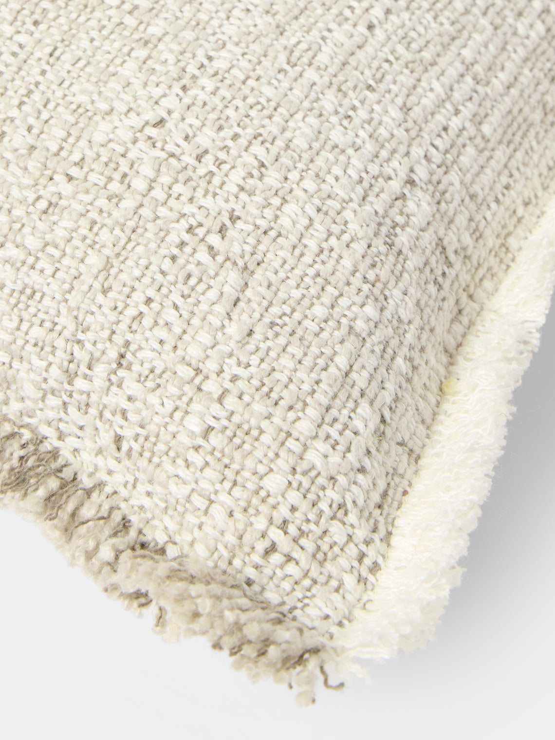 de Le Cuona - Limestone Linen Fringed Cushion (23.5in/60cm) - Gray - ABASK