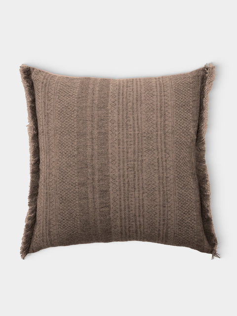 de Le Cuona - Kalahari Linen and Wool Fringe-Detail Cushion (19.5in/50cm) - Brown - ABASK - 