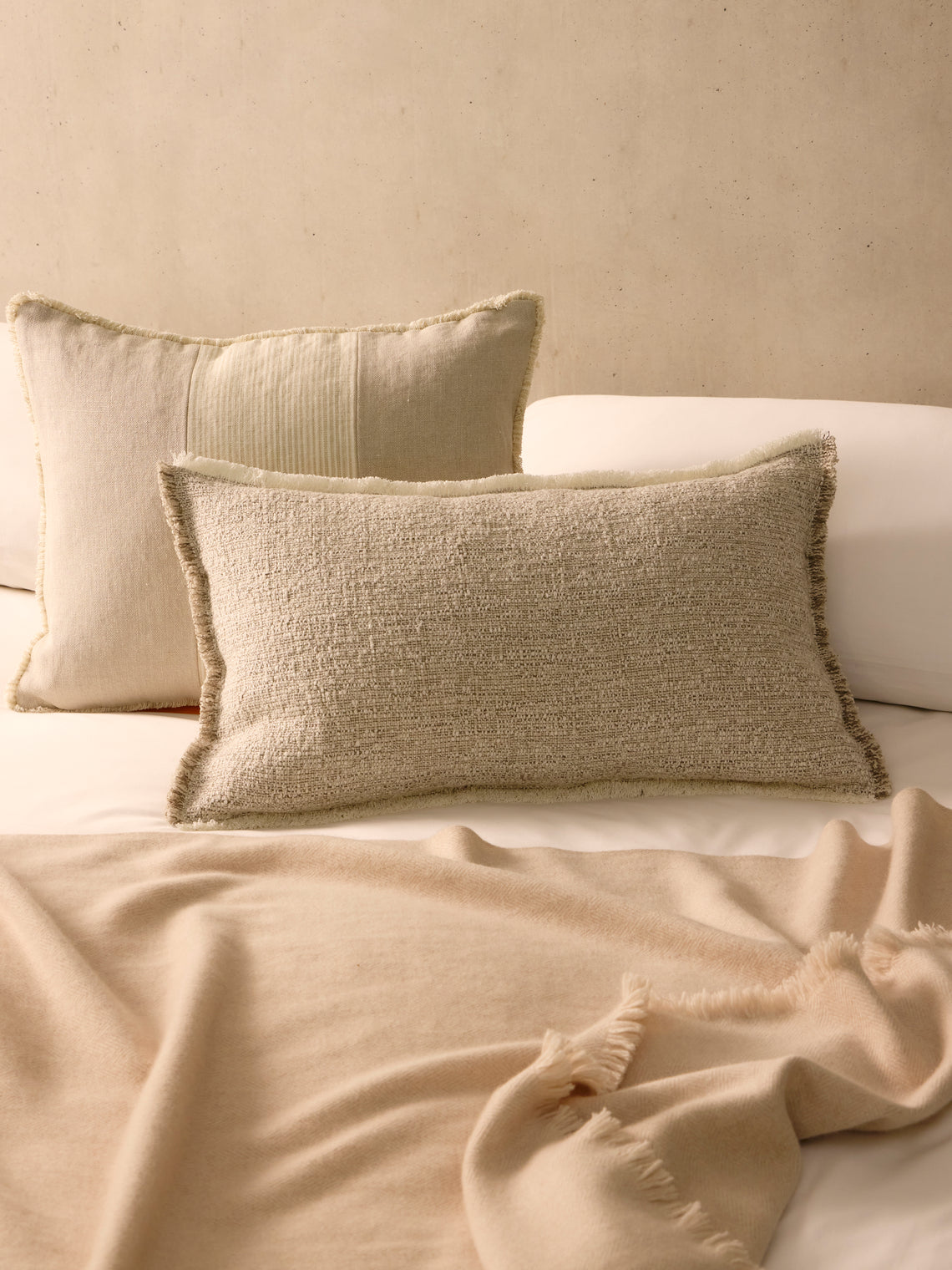 de Le Cuona - Limestone Linen Fringed Cushion (23.5in/60cm) - Gray - ABASK
