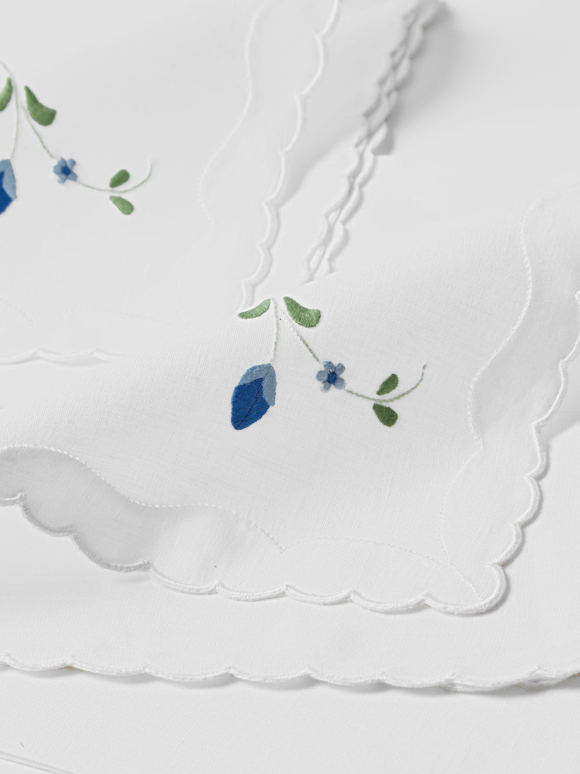 Taf Firenze - | Set of 12 | Hydrangea Hand-Embroidered Linen Tablecloth and Napkins - White - ABASK