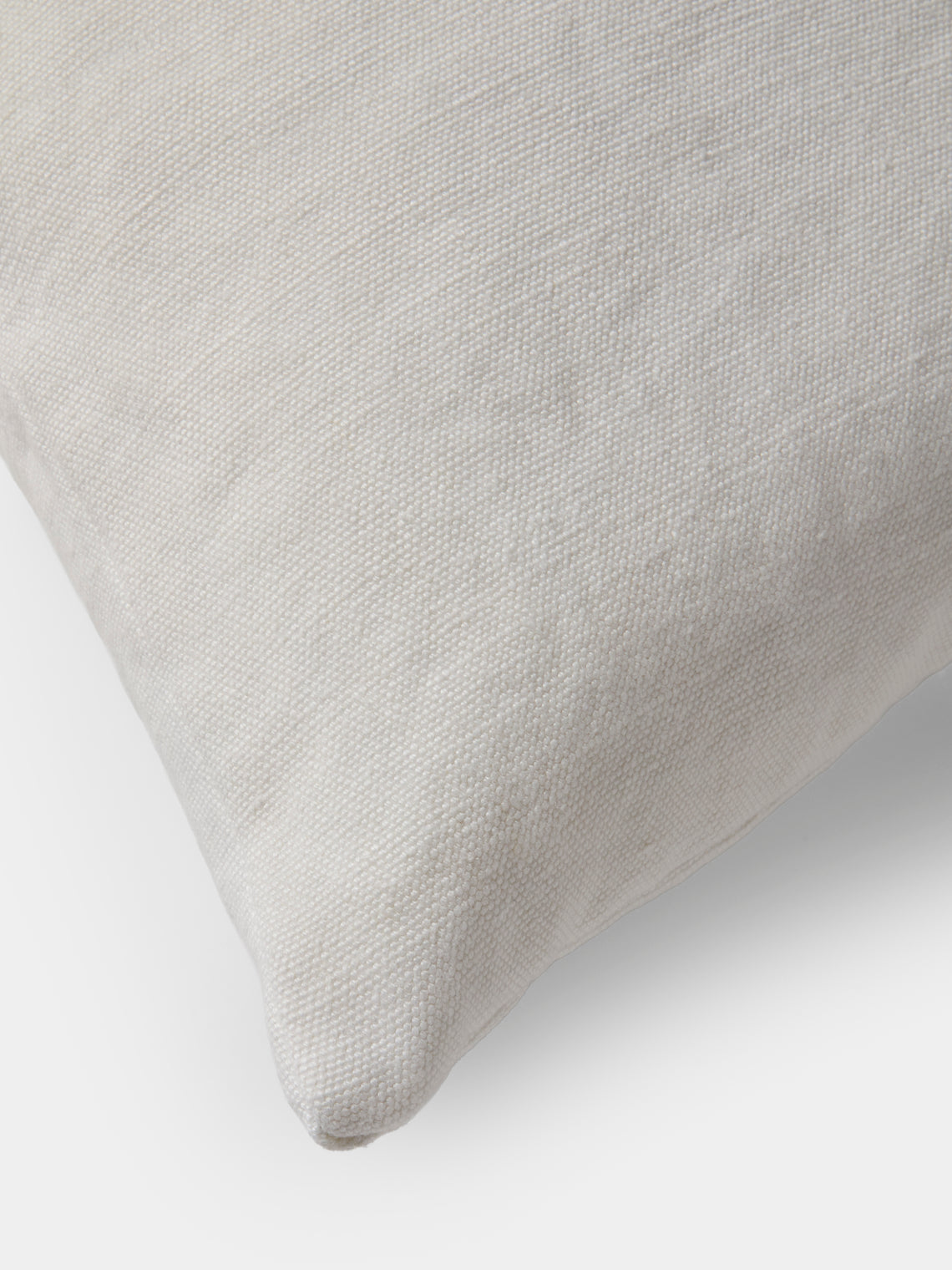 de Le Cuona - Hunter Linen Suede-Detail Cushion (19.5in/50cm) - White - ABASK