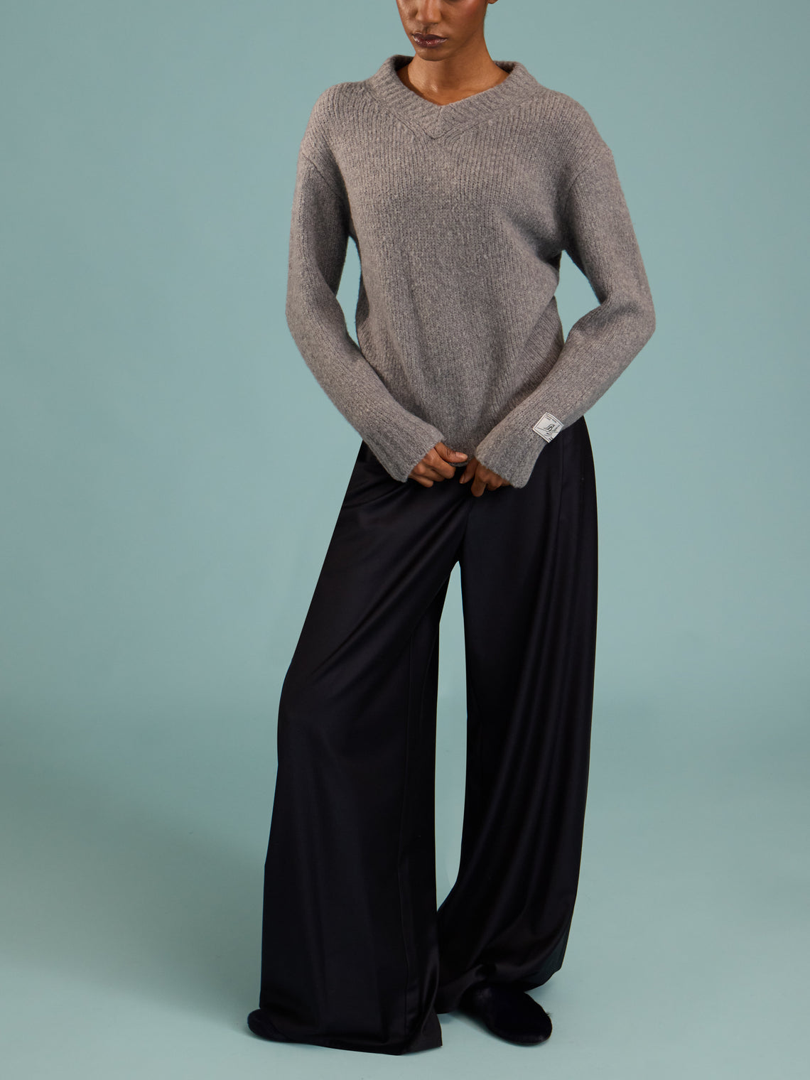 B.B. Wallace - Simpson Cashmere V-Neck Sweater | Size: S - Gray - ABASK