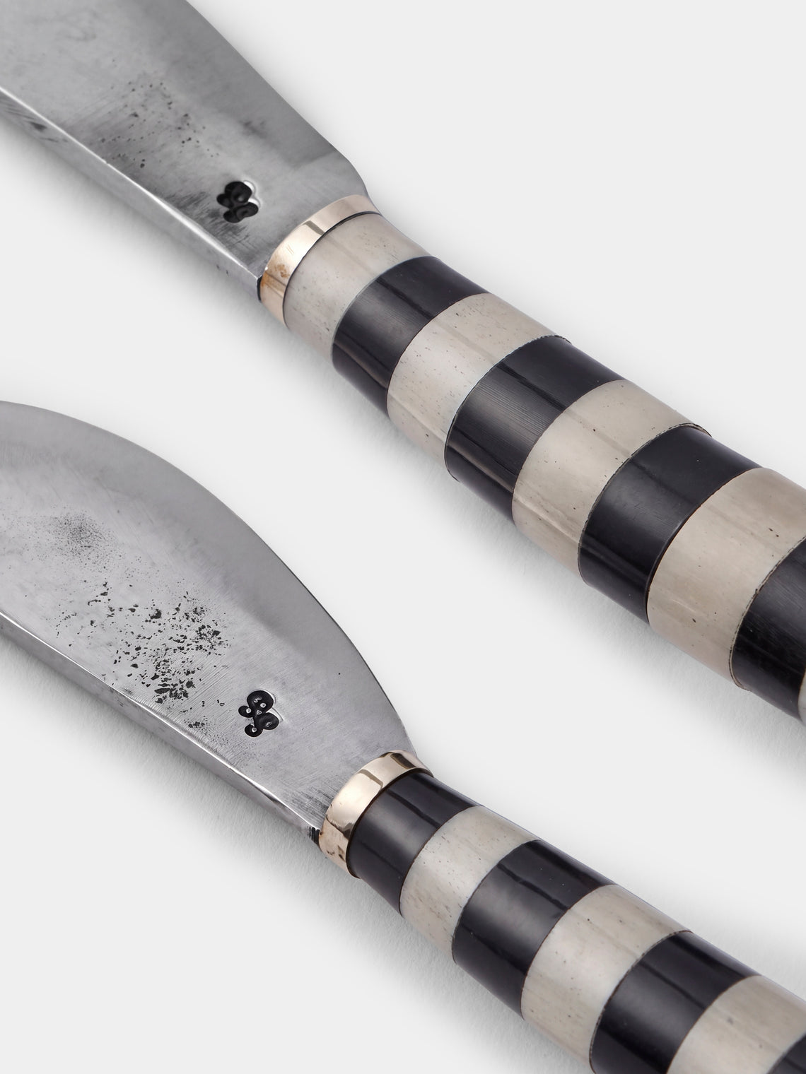 Poglia - | Set of 2 | Horn and Bone Butter Spreaders - Black - ABASK