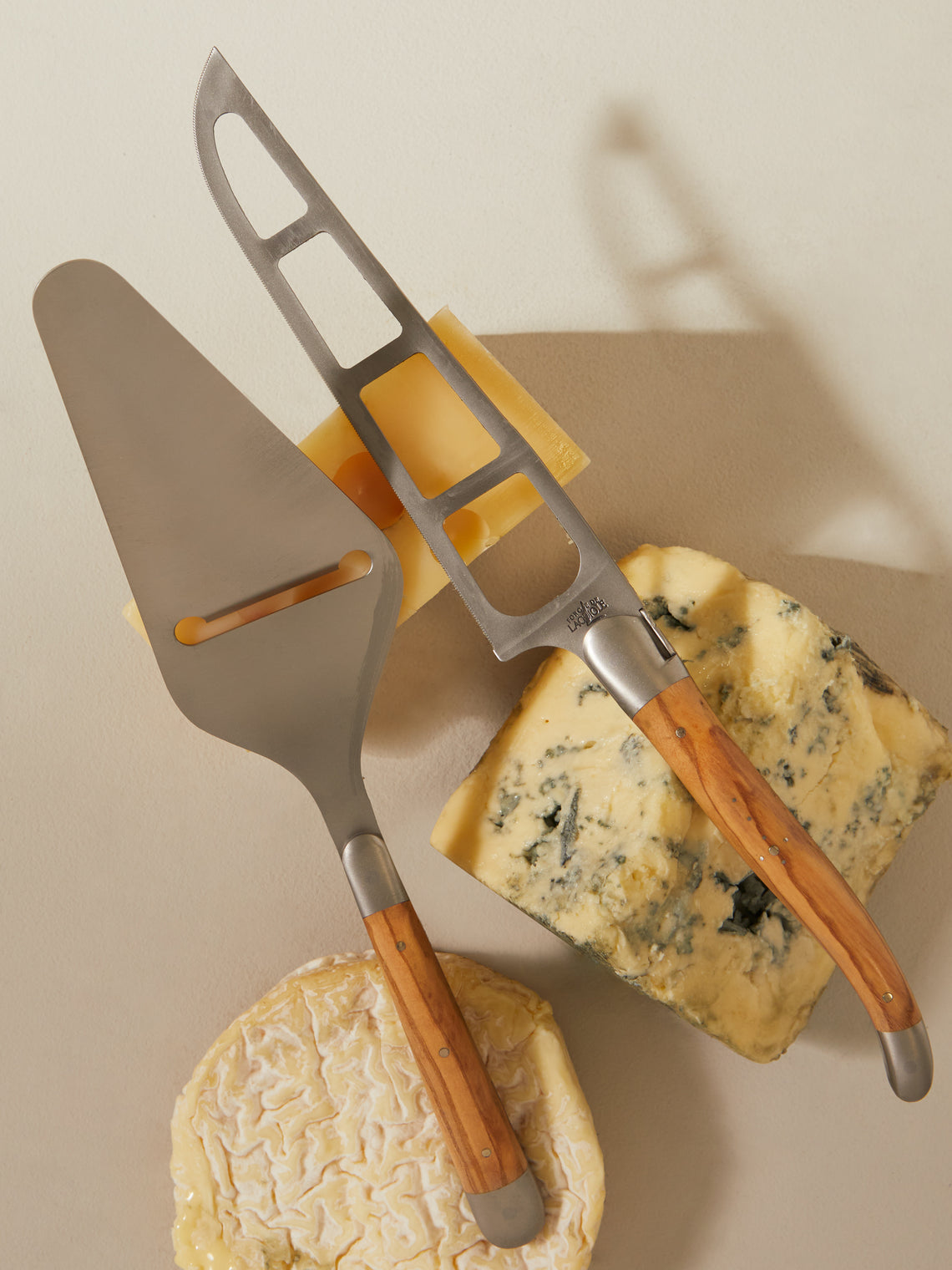 Forge de Laguiole - Barthélemy Olive Wood Cheese Set - Silver - ABASK