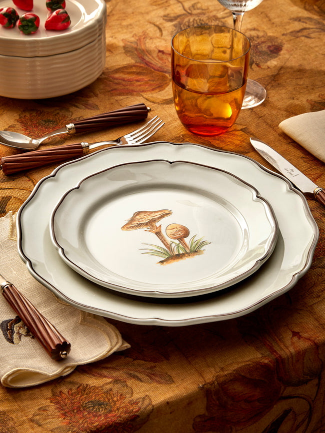 Este Ceramiche - Bristol Mushrooms Hand-Painted Ceramic Dessert Plates – 8in/21cm (Set of 6) - White - ABASK