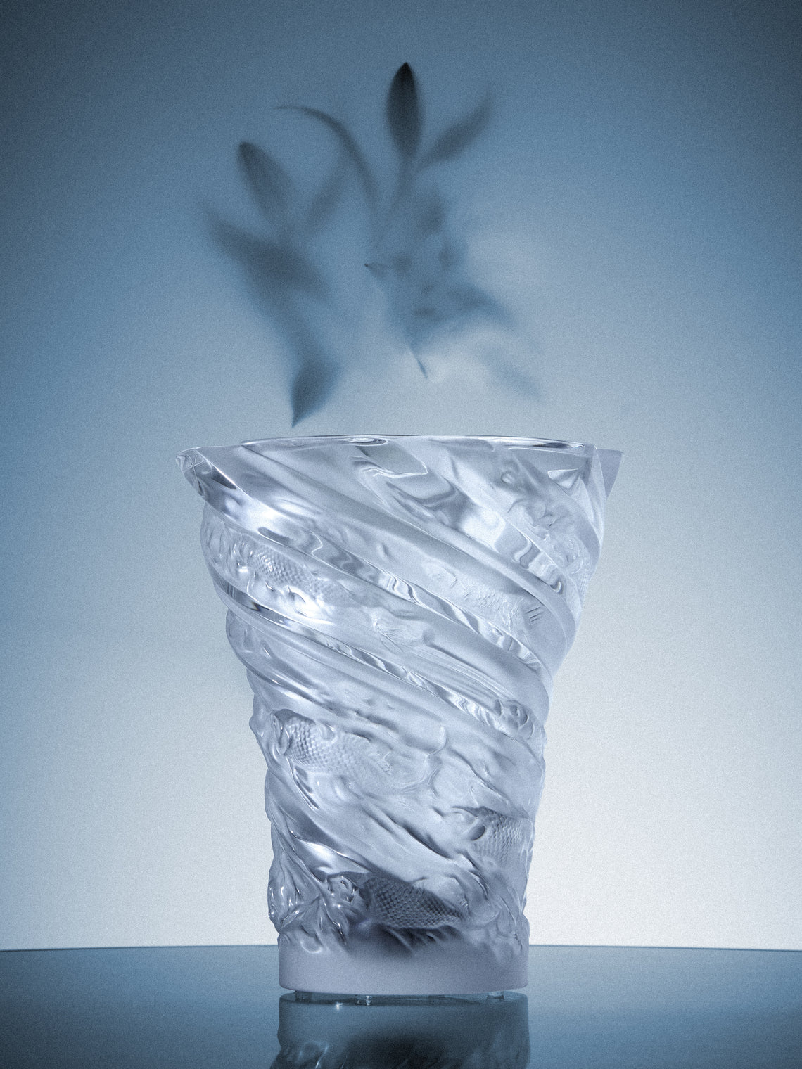 Lalique - Carpes Koi Crystal Vase (13.5in/35cm) - Clear - ABASK