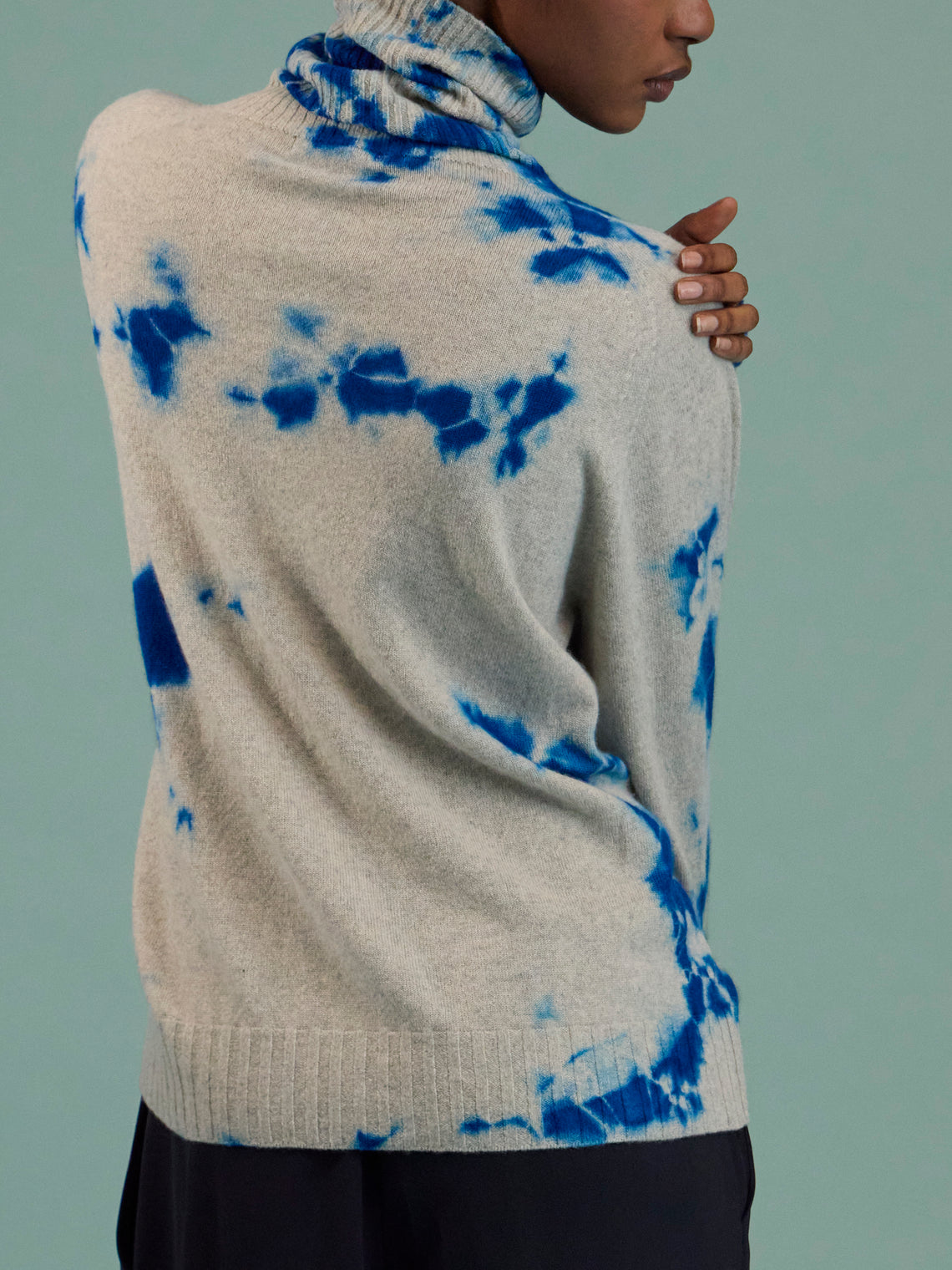 Suzusan - Shibori Cashmere Seamless Turtleneck Raglan Sweater | Size: S - Blue - ABASK
