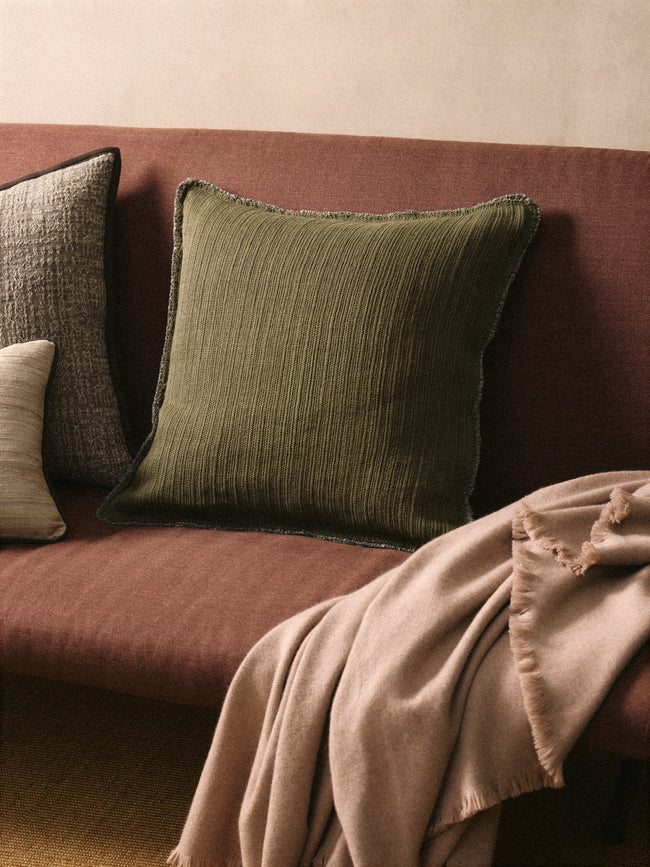 de Le Cuona - Bison Linen Fringed Cushion (23in/58cm) - Green - ABASK