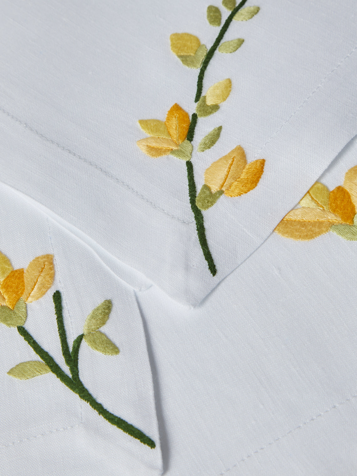 Taf Firenze - | Set of 12 | Floral Hand-Embroidered Linen Tablecloth and Napkins - White - ABASK