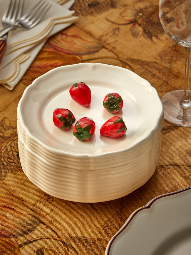 Este Ceramiche - Strawberries Hand-Painted Ceramic Trompe-L'oeil Small Serving Dish - White - ABASK