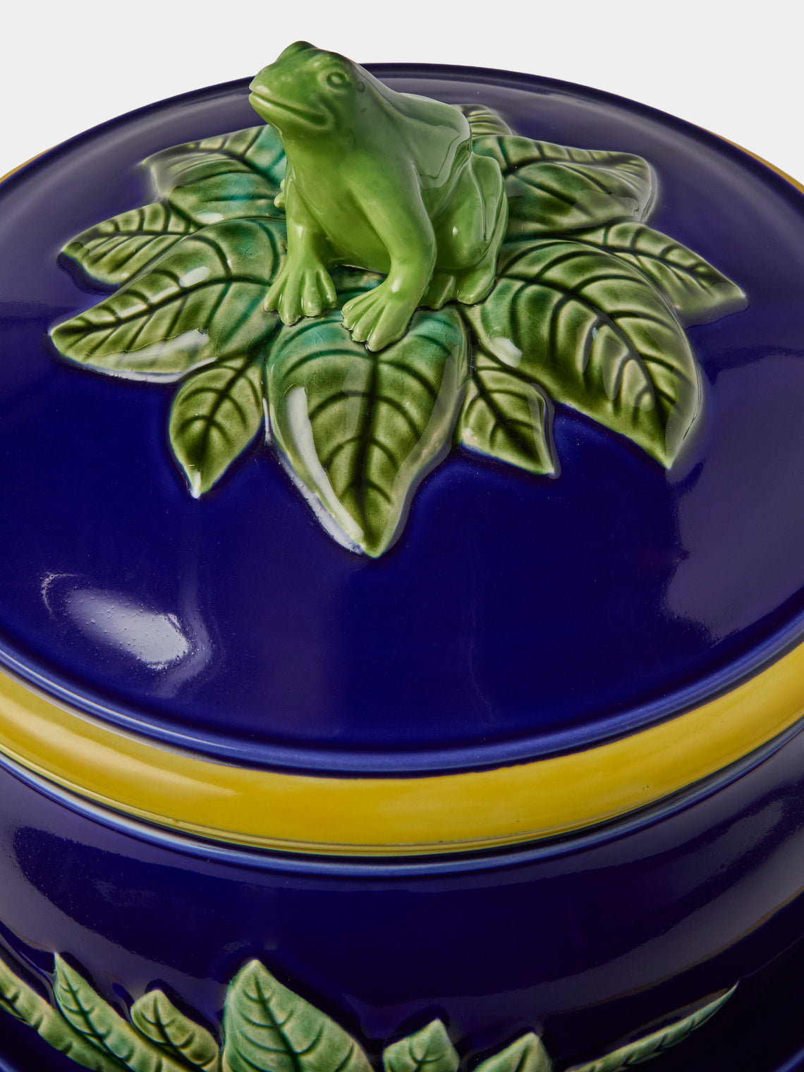 Verdolini - Frog Hand-Painted Majolica Ceramic Round Casserole Dish with Stand - Navy - ABASK