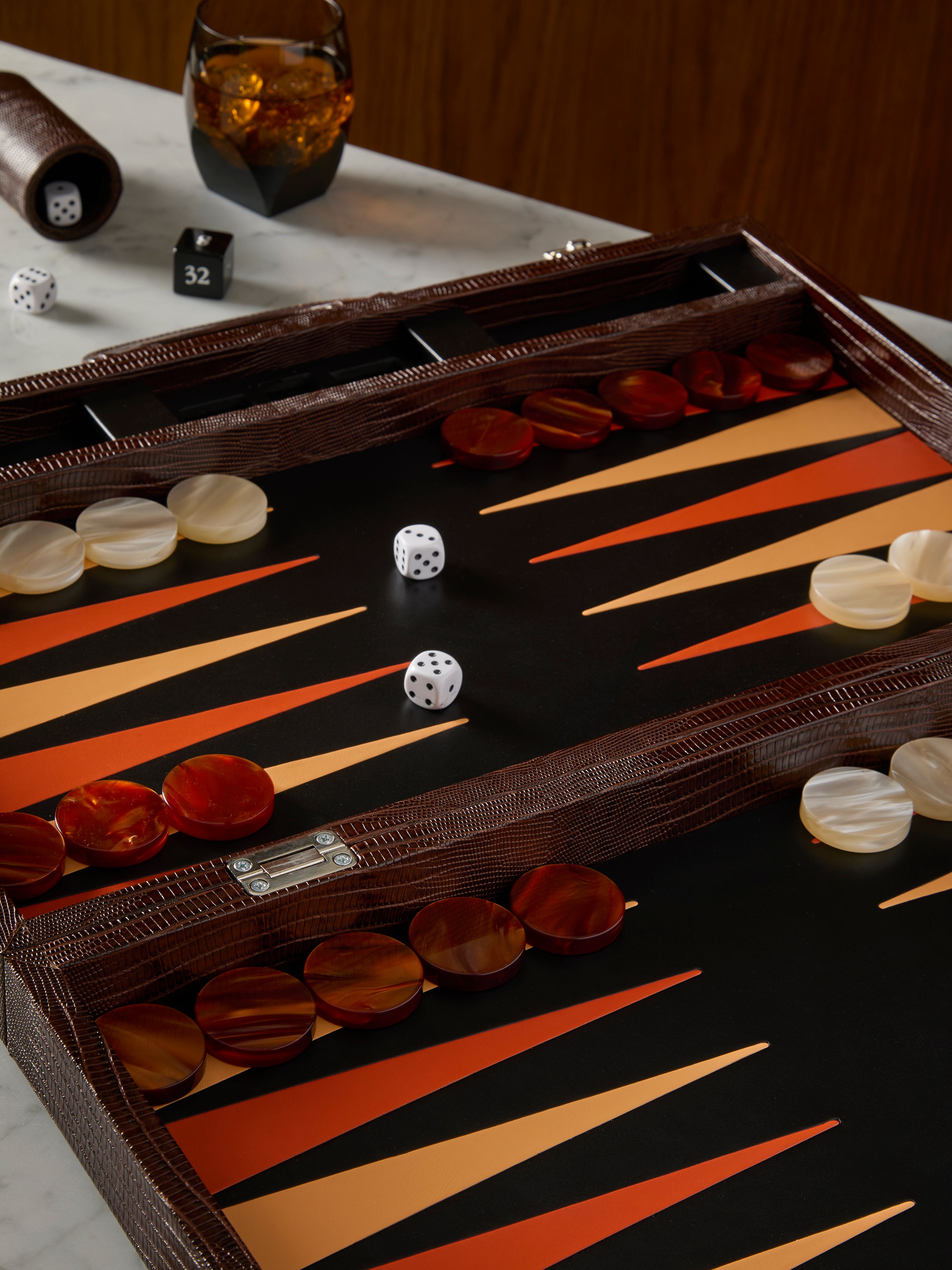 Renzo Romagnoli backgammon en lucite et nacre - Collection Renzo Romagnoli backgammon en lucite et nacre - Collection
