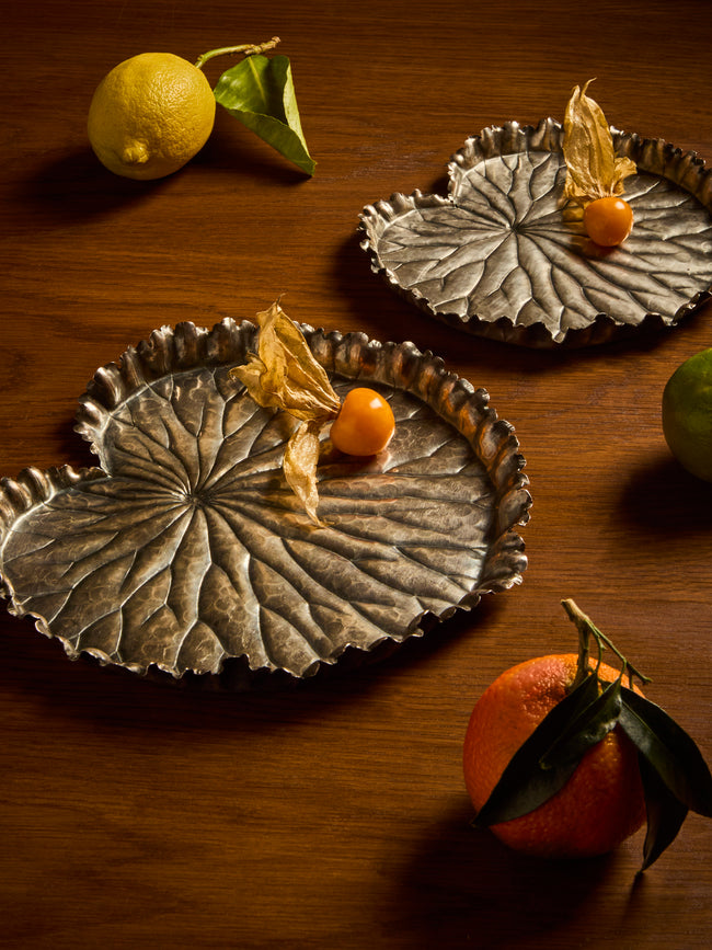 Antique and Vintage - Mid-Century Buccellati Lilypad Silver-Plated Trays (Set of 2) - Brown - ABASK