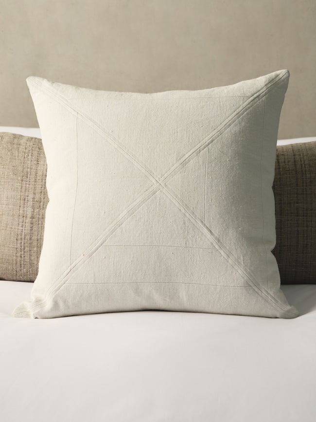 De Le Cuona - Paneled Vintage-Canvas Cushion (21.5in/55cm) - White - ABASK