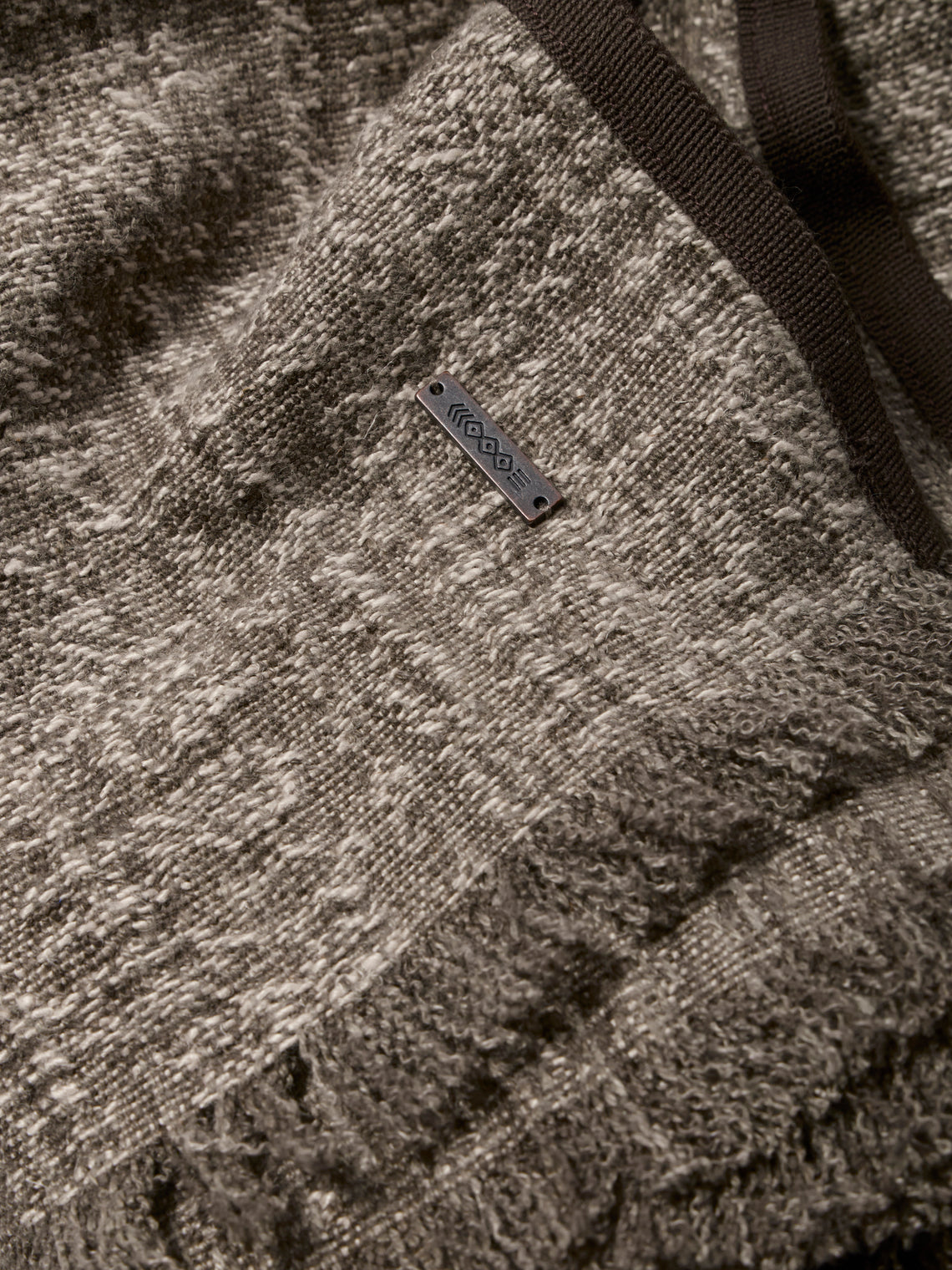 de Le Cuona - Tribal Linen and Wool Throw (79in/2m) - Gray - ABASK