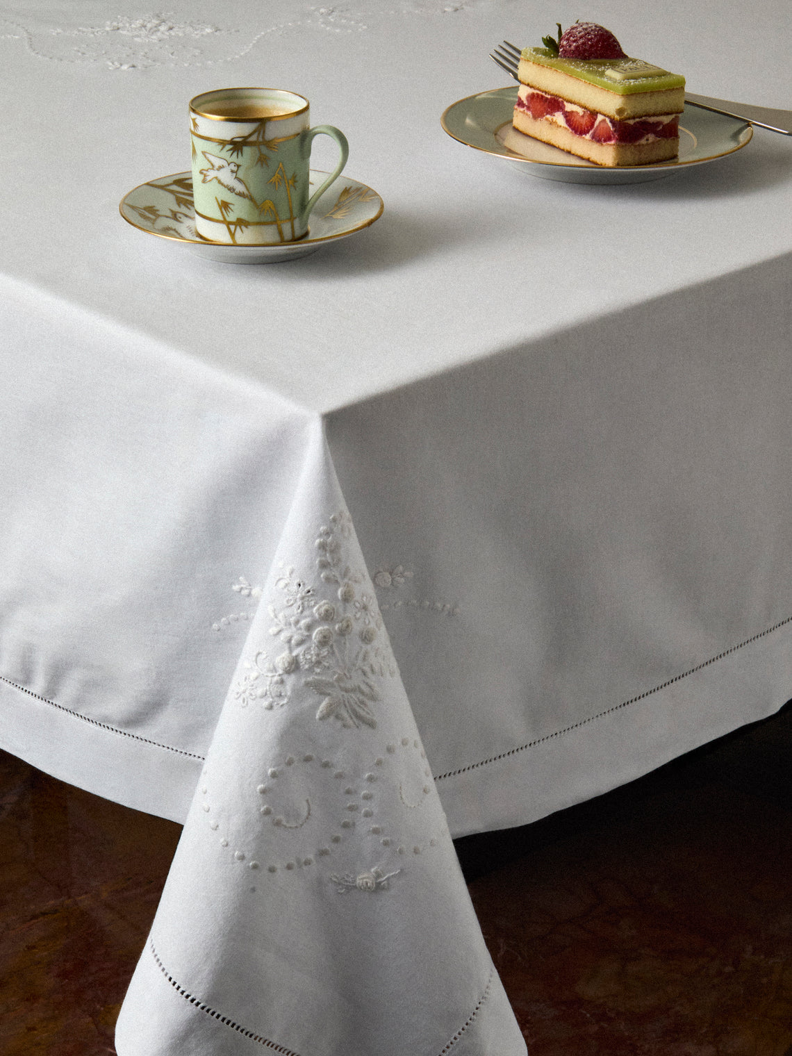 Rolande du Dreuilh Créations - Bouton Hand-Embroidered Cotton Oblong Tablecloth (122in/3.1m) - White - ABASK