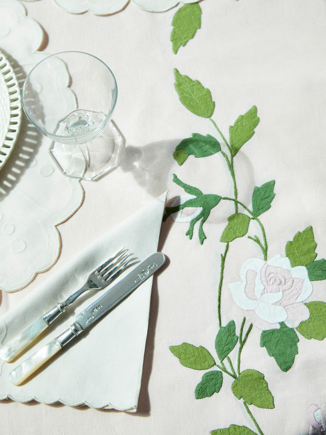 Taf Firenze - Rose Hand-Embroidered Linen Tablecloth and Napkins (Set of 6) - Pink - ABASK